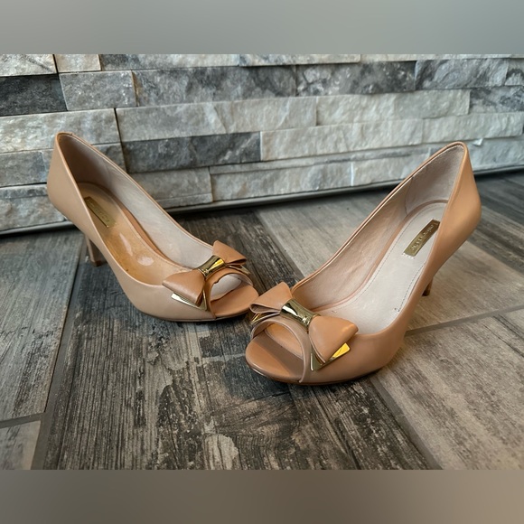 Louise et Cie Bow Tie Nude Neutral Minimalist Kitty Heel Peep Toe Shoes Size 6 - Picture 15 of 15